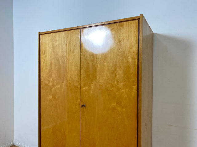WMK I Stilvoller und sehr gut erhaltener heller Mid-Century Kleiderschrank mit Kleiderstange