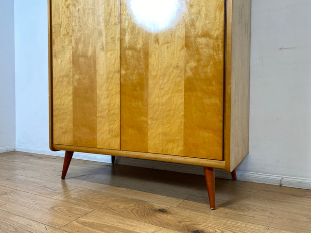 WMK I Stilvoller und sehr gut erhaltener heller Mid-Century Kleiderschrank mit Kleiderstange