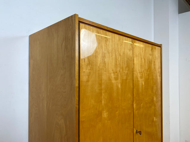 WMK I Stilvoller und sehr gut erhaltener heller Mid-Century Kleiderschrank mit Kleiderstange