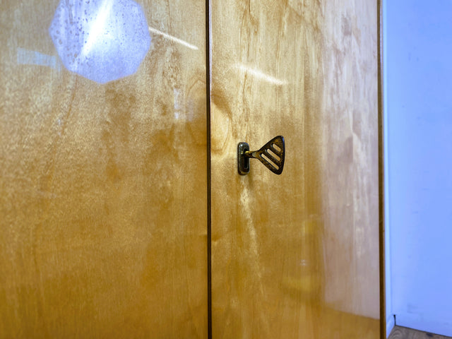 WMK I Stilvoller und sehr gut erhaltener heller Mid-Century Kleiderschrank mit Kleiderstange
