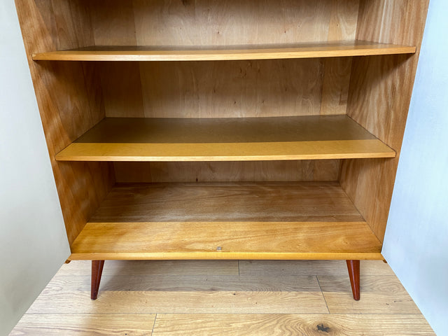 WMK I Stilvoller und sehr gut erhaltener heller Mid-Century Kleiderschrank mit späterer Folierung