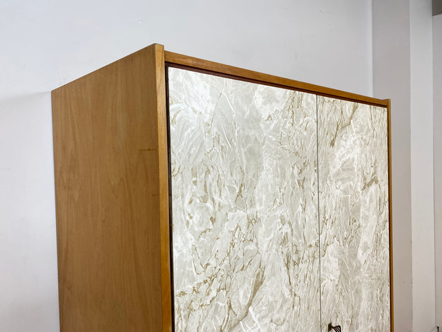 WMK I Stilvoller und sehr gut erhaltener heller Mid-Century Kleiderschrank mit späterer Folierung