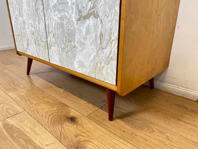 WMK I Stilvoller und sehr gut erhaltener heller Mid-Century Kleiderschrank mit späterer Folierung