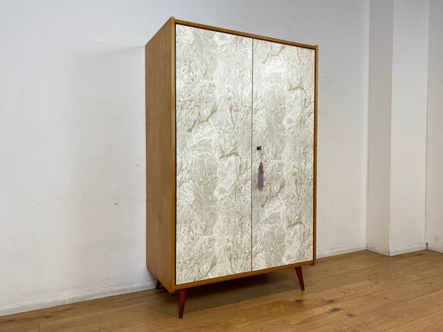 WMK I Stilvoller und sehr gut erhaltener heller Mid-Century Kleiderschrank mit späterer Folierung