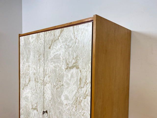 WMK I Stilvoller und sehr gut erhaltener heller Mid-Century Kleiderschrank mit späterer Folierung