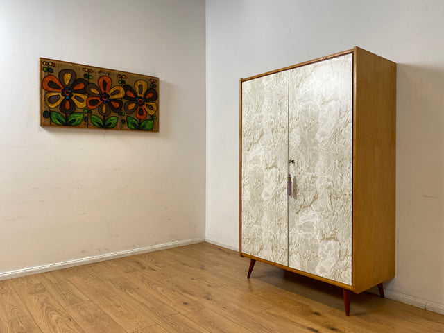 WMK I Stilvoller und sehr gut erhaltener heller Mid-Century Kleiderschrank mit späterer Folierung