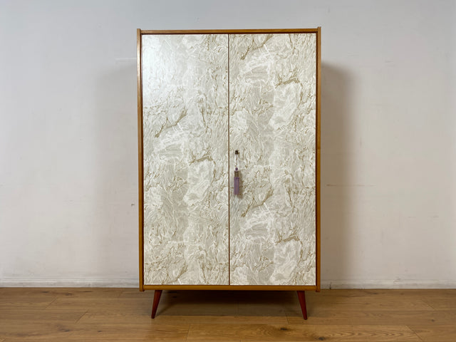 WMK I Stilvoller und sehr gut erhaltener heller Mid-Century Kleiderschrank mit späterer Folierung