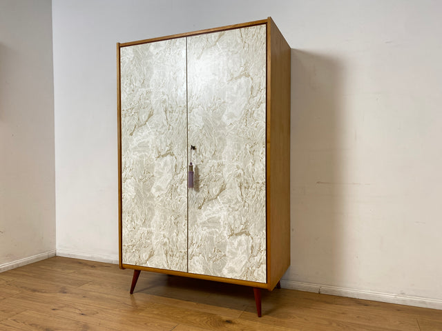 WMK I Stilvoller und sehr gut erhaltener heller Mid-Century Kleiderschrank mit späterer Folierung