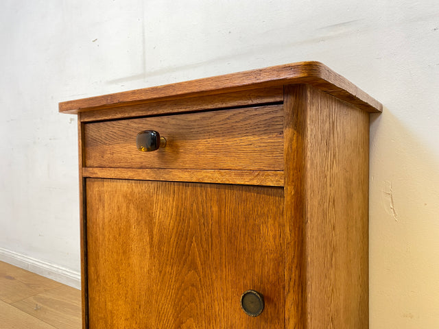Hübscher heller Mid-Century Nachttisch in Eiche mit formschönen Messinggriffe