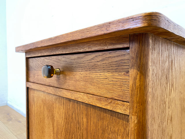 Hübscher heller Mid-Century Nachttisch in Eiche mit formschönen Messinggriffe