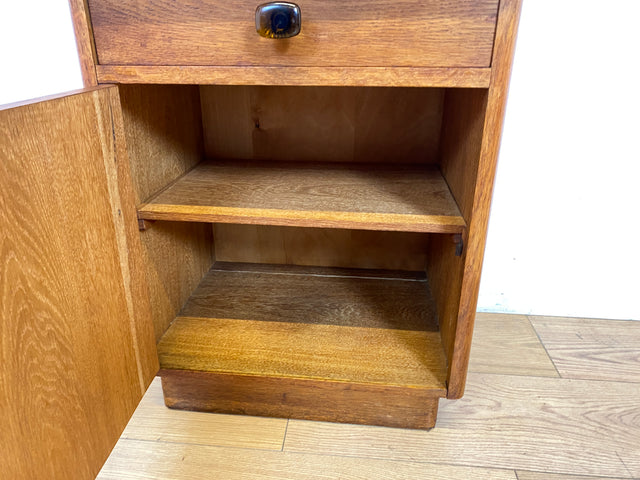 Hübscher heller Mid-Century Nachttisch in Eiche mit formschönen Messinggriffe
