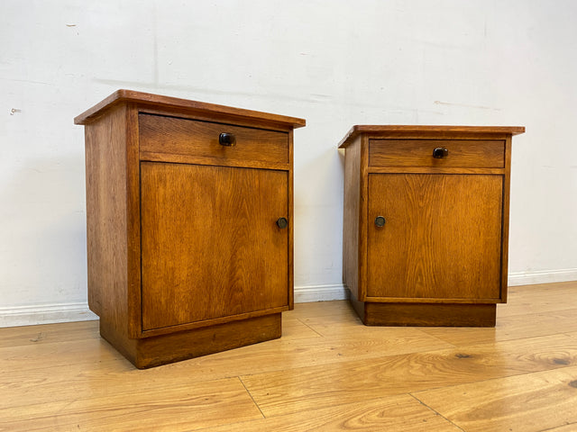 Hübscher heller Mid-Century Nachttisch in Eiche mit formschönen Messinggriffe