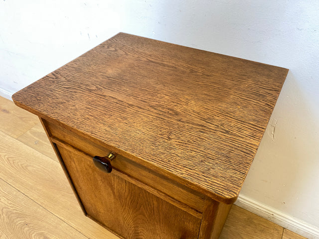 Hübscher heller Mid-Century Nachttisch in Eiche mit formschönen Messinggriffe