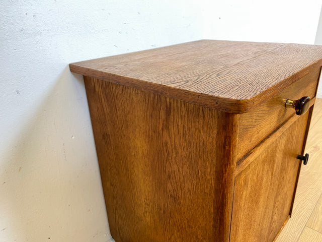 Hübscher heller Mid-Century Nachttisch in Eiche mit formschönen Messinggriffe