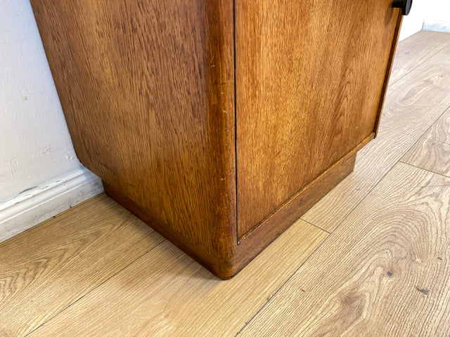 Hübscher heller Mid-Century Nachttisch in Eiche mit formschönen Messinggriffe