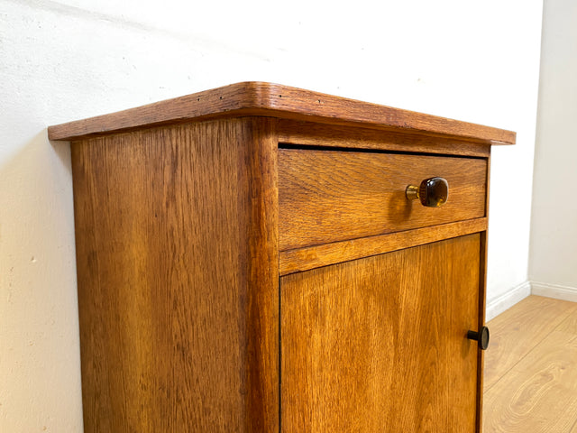Hübscher heller Mid-Century Nachttisch in Eiche mit formschönen Messinggriffe