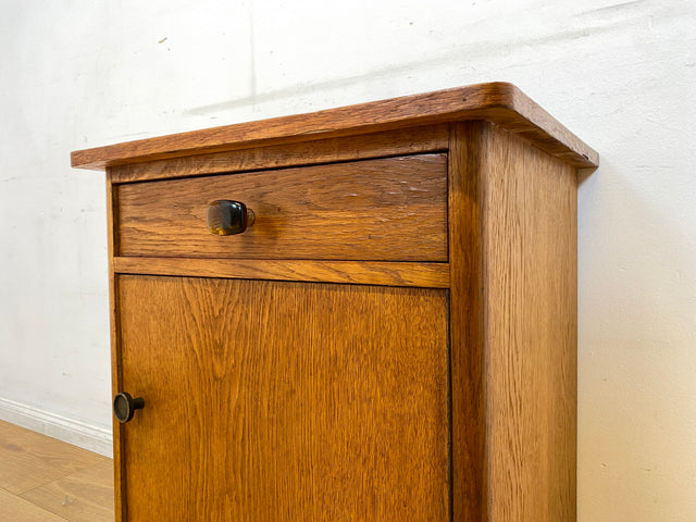 Hübscher heller Mid-Century Nachttisch in Eiche mit formschönen Messinggriffe