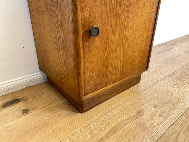 Hübscher heller Mid-Century Nachttisch in Eiche mit formschönen Messinggriffe