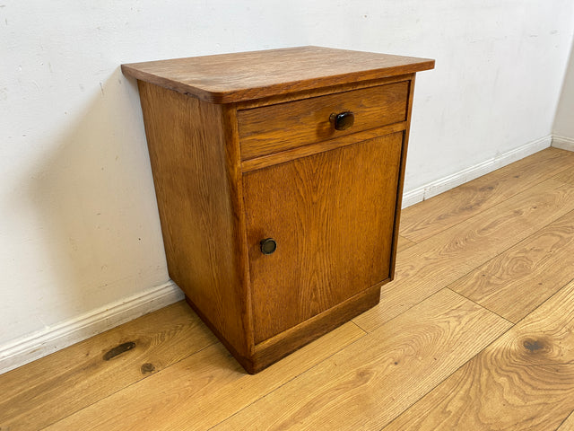 Hübscher heller Mid-Century Nachttisch in Eiche mit formschönen Messinggriffe