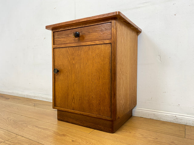 Hübscher heller Mid-Century Nachttisch in Eiche mit formschönen Messinggriffe