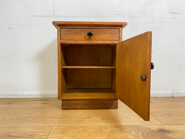 Hübscher heller Mid-Century Nachttisch in Eiche mit formschönen Messinggriffe