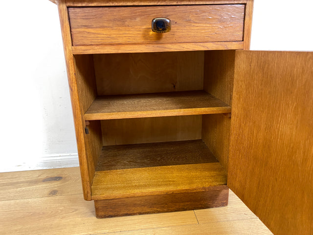 Hübscher heller Mid-Century Nachttisch in Eiche mit formschönen Messinggriffe