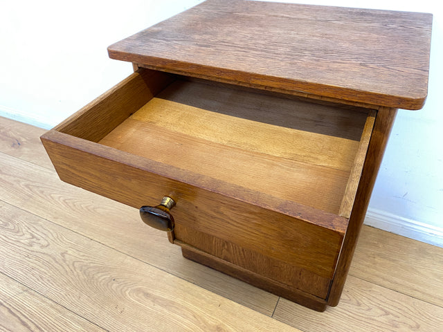 Hübscher heller Mid-Century Nachttisch in Eiche mit formschönen Messinggriffe
