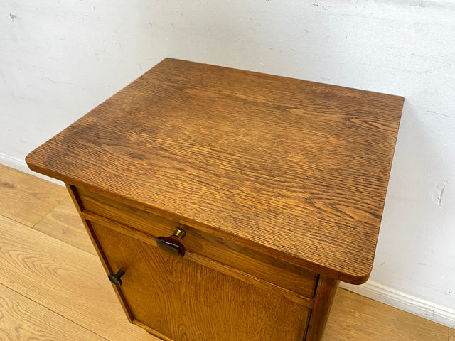 Hübscher heller Mid-Century Nachttisch in Eiche mit formschönen Messinggriffe