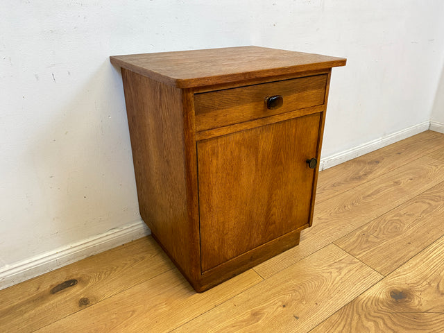 Hübscher heller Mid-Century Nachttisch in Eiche mit formschönen Messinggriffe