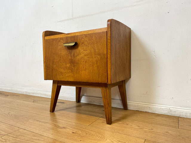 Hübscher heller Mid-Century Nachttisch in Eiche mit formschönen Messinggriffe
