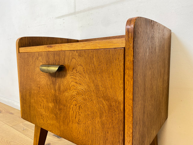 Hübscher heller Mid-Century Nachttisch in Eiche mit formschönen Messinggriffe