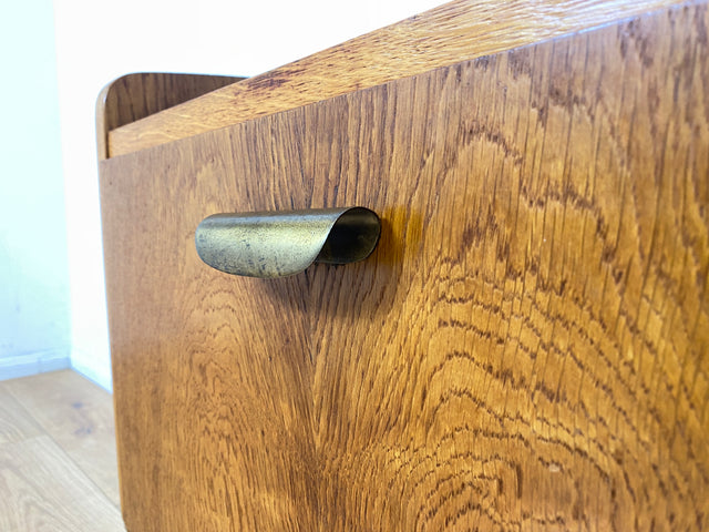 Hübscher heller Mid-Century Nachttisch in Eiche mit formschönen Messinggriffe