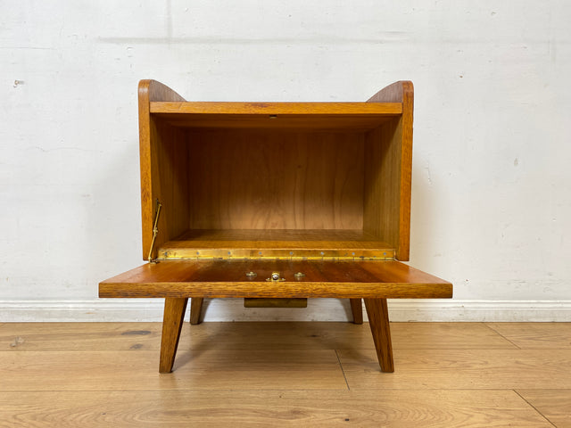 Hübscher heller Mid-Century Nachttisch in Eiche mit formschönen Messinggriffe