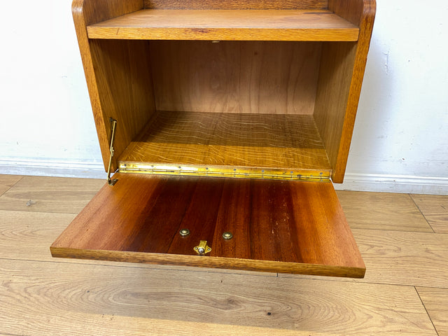 Hübscher heller Mid-Century Nachttisch in Eiche mit formschönen Messinggriffe