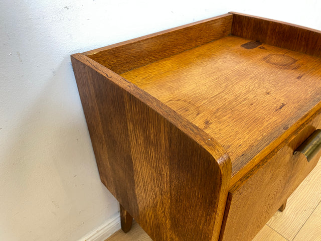 Hübscher heller Mid-Century Nachttisch in Eiche mit formschönen Messinggriffe