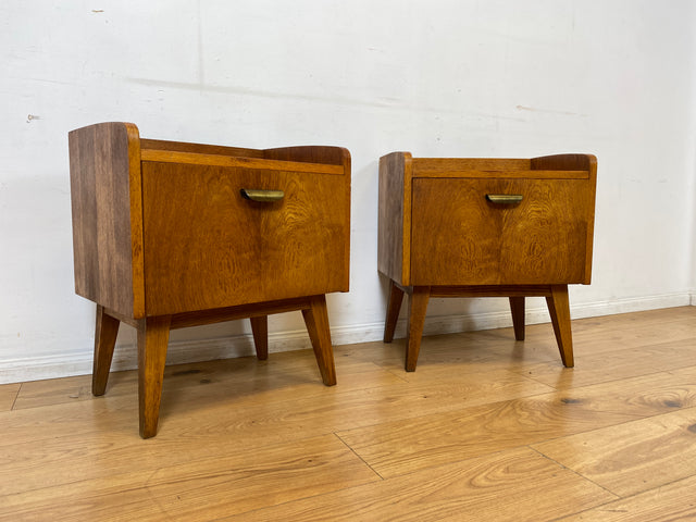 Hübscher heller Mid-Century Nachttisch in Eiche mit formschönen Messinggriffe