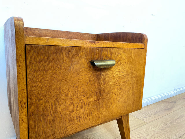 Hübscher heller Mid-Century Nachttisch in Eiche mit formschönen Messinggriffe