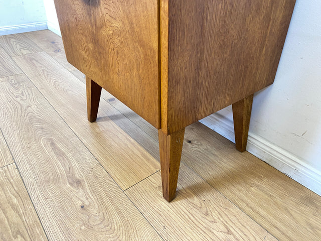 Hübscher heller Mid-Century Nachttisch in Eiche mit formschönen Messinggriffe