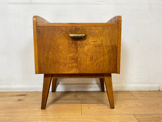Hübscher heller Mid-Century Nachttisch in Eiche mit formschönen Messinggriffe