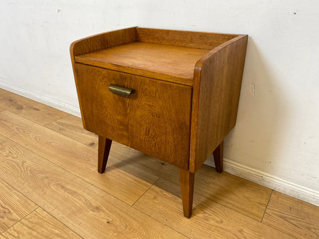 Hübscher heller Mid-Century Nachttisch in Eiche mit formschönen Messinggriffe
