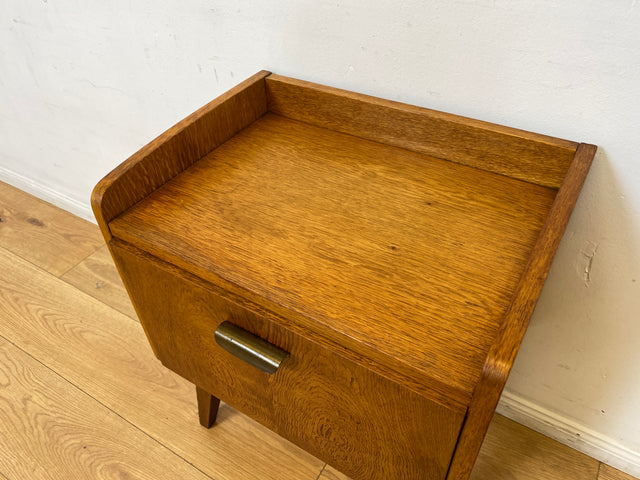 Hübscher heller Mid-Century Nachttisch in Eiche mit formschönen Messinggriffe