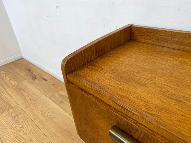 Hübscher heller Mid-Century Nachttisch in Eiche mit formschönen Messinggriffe