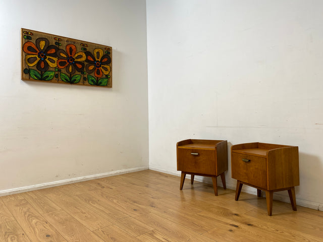 Hübscher heller Mid-Century Nachttisch in Eiche mit formschönen Messinggriffe