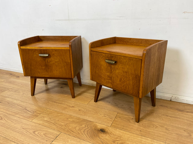 Hübscher heller Mid-Century Nachttisch in Eiche mit formschönen Messinggriffe