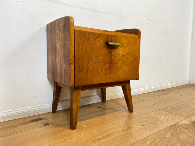 Hübscher heller Mid-Century Nachttisch in Eiche mit formschönen Messinggriffe