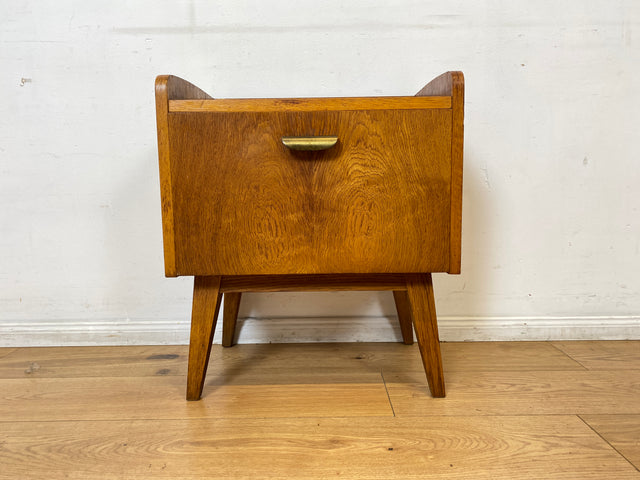 Hübscher heller Mid-Century Nachttisch in Eiche mit formschönen Messinggriffe