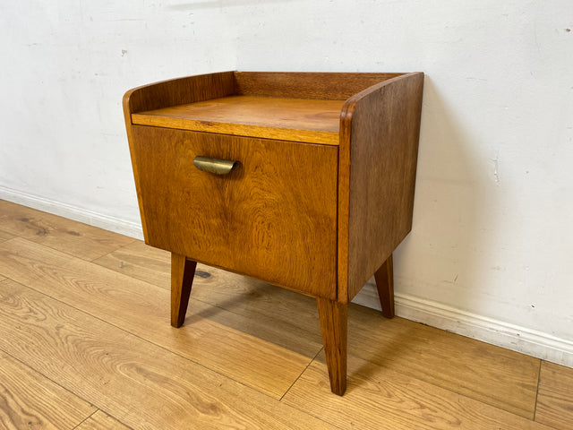 Hübscher heller Mid-Century Nachttisch in Eiche mit formschönen Messinggriffe