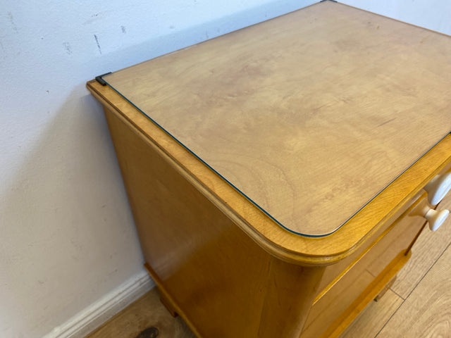 Freundlicher heller Mid-Century Nachttisch mit Schublade und Glasauflage I Vollholz furniert I Nachtkommode Nachtschrank Nachtschränkchen Kommode 60er Vintage I