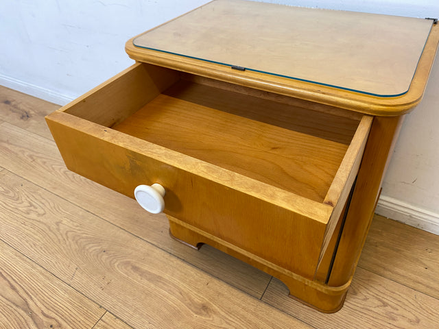 Freundlicher heller Mid-Century Nachttisch mit Schublade und Glasauflage I Vollholz furniert I Nachtkommode Nachtschrank Nachtschränkchen Kommode 60er Vintage I