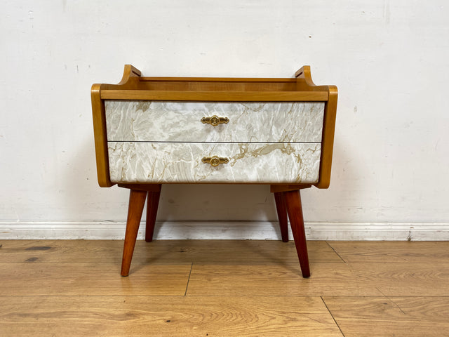 WMK I 1/2 Formschöner heller Mid-Century Nachttisch mit Schubladen und Messinggriffen